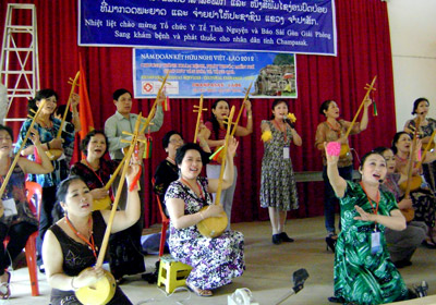 Mang giai điệu quê hương đến với Kiều bào ta tại Lào